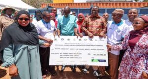 H.E. President William Ruto presents a cheque for Ksh691 million for community groups across five coastal counties to community representatives in the presence of Cabinet Secretary Salim Mvurya, Principal Secretary Betsy Njagi and other officials